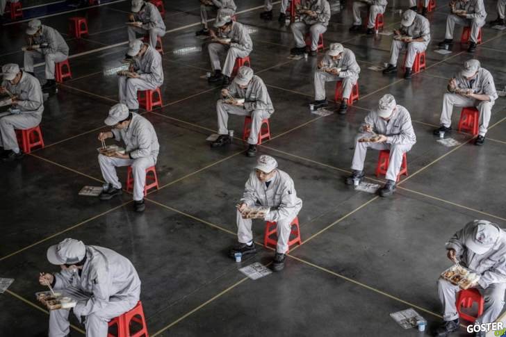 Wuhan’daki otomotiv üretim işçilerinin öğle yemeği arasında çekilen fotoğraf