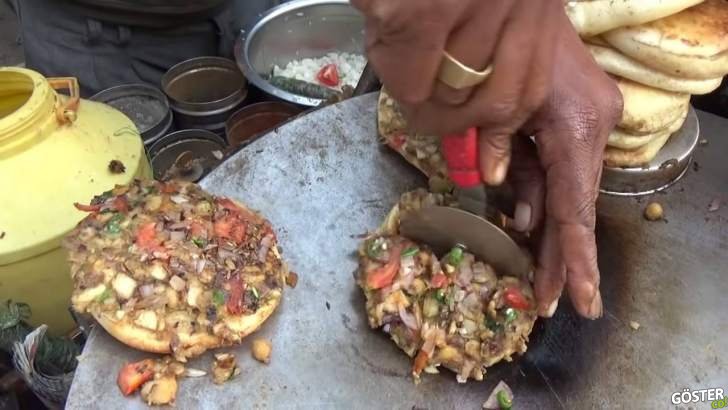Hindistan sokaklarında, berbat şartlarda hazırlanan ama son hali ağız sulandıran mini pizza