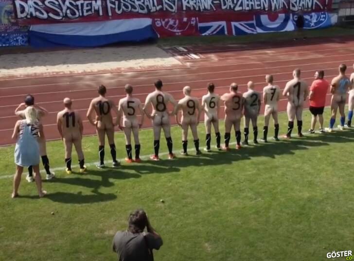 Futbolda ticarileşmeye karşı çıplak protesto: 22 oyuncu ‘sadece’ çorapla sahaya çıktı