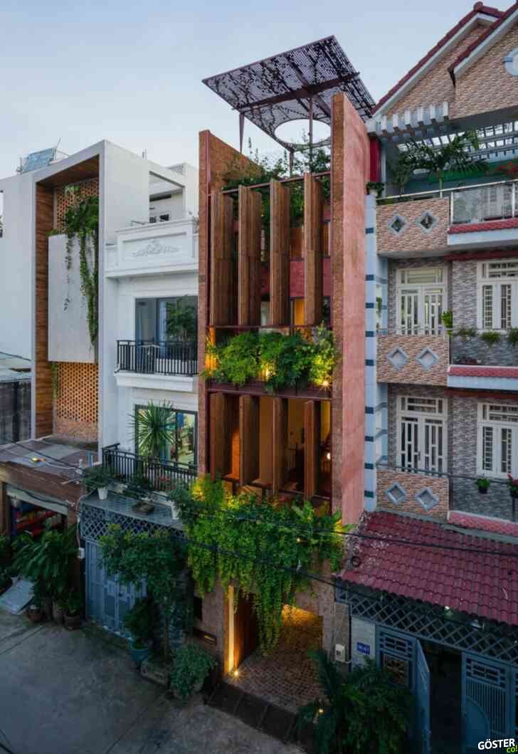 Döner ahşap kepenkler AD9 mimarlarının Vietnam’daki H evinin cephesini kaplıyor