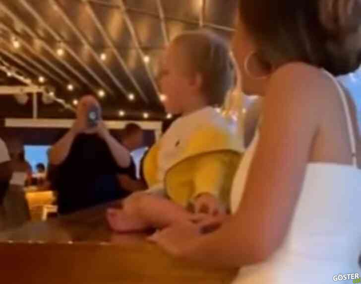Bebek kollarını her kaldırdığında kalabalık tezahürat yapıyor: Günün bebeği olmak nasıl bir his acaba?