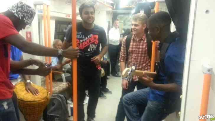 Londra metrosunda, tamamen rastgele bir yolcu tarafından kameralara yakalanmış, yetenekli ‘serbest stil’ şarkı söyleyip rap yapan gençler