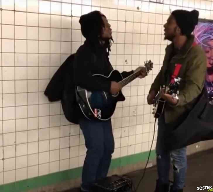Metrodaki cover grubu tam olarak The Beatles gibi söylüyor: Gözlerinizi kapatırsanız, bu bir cover gibi gelmeyebilir bile