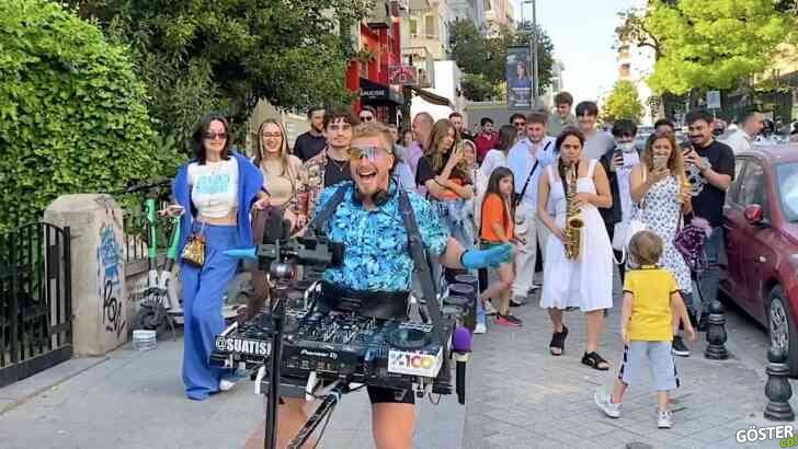Mobil DJ’lik yapan “SUAT” adlı YouTuber, Türkiye’ye de geldi: İstanbul sokaklarında, Kadıköy çevresinde coştu, coşturdu