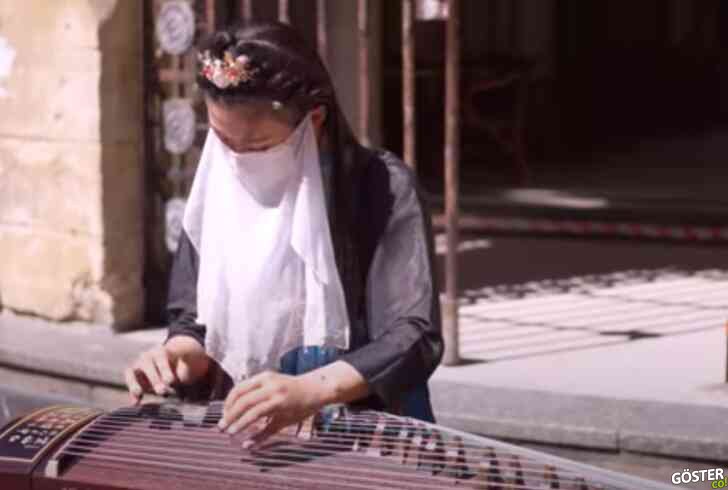 Çin guzhengi ile ‘Smooth Criminal’ cover’ı: Performans sırasında, giderek daha fazla etkilenmiş insan kalabalığa katılmaya devam ediyor