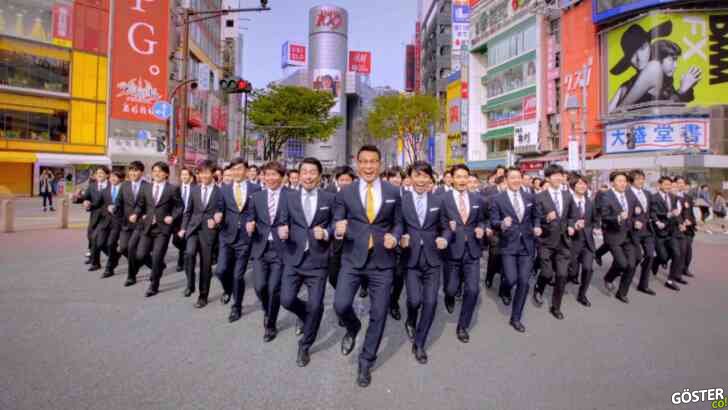Japon grup neşeli ‘Have a Nice Day’ şarkısını seslendiriyor: Flash mob konsepti, ama çok daha eğlenceli