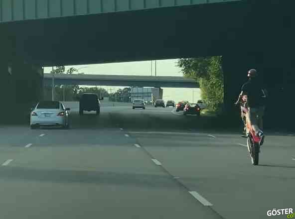 Motorcu otoyolda oldukça uzun süre tek teker üzerinde gidiyor: Yeteneklisin tamam ama neden?