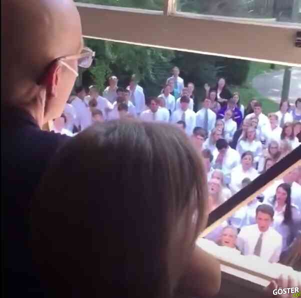 Öğrencileri pandemi döneminde kanserli öğretmenlerine serenat yaptılar: Bu kadar çok insana dokunduğu belli olan adama selam olsun