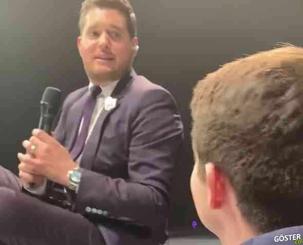 Michael Buble, mikrofonu seyirciye veriyor ve adam, “Fly Me to the Moon” şarkısını çok iyi söylüyor