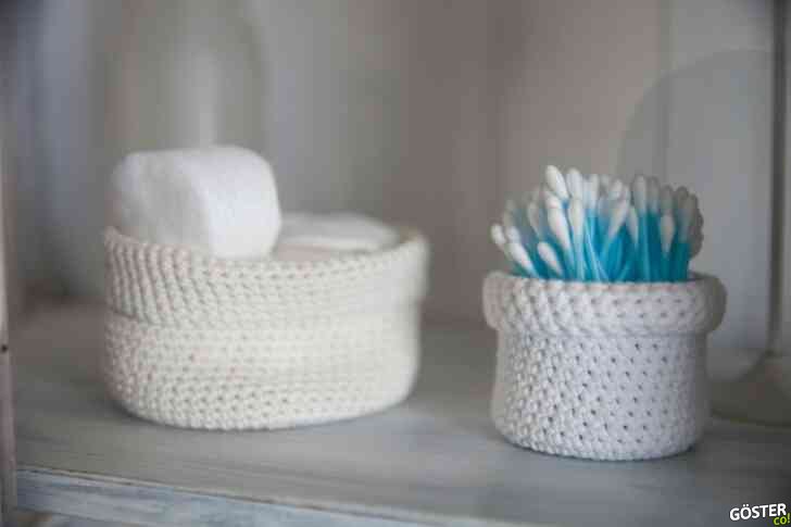 white and green ceramic bowl